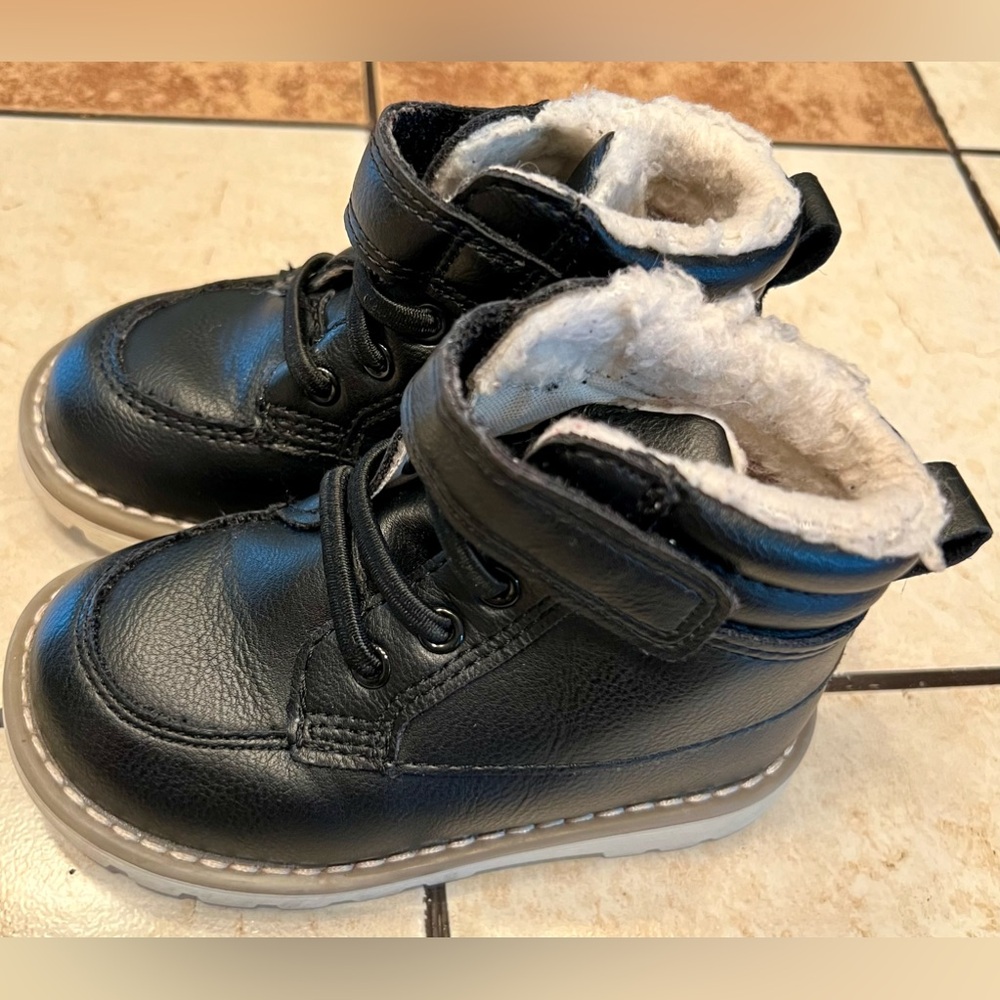 Old Navy Toddler Baby Boy Black Boots with Faux Fur inside size 6